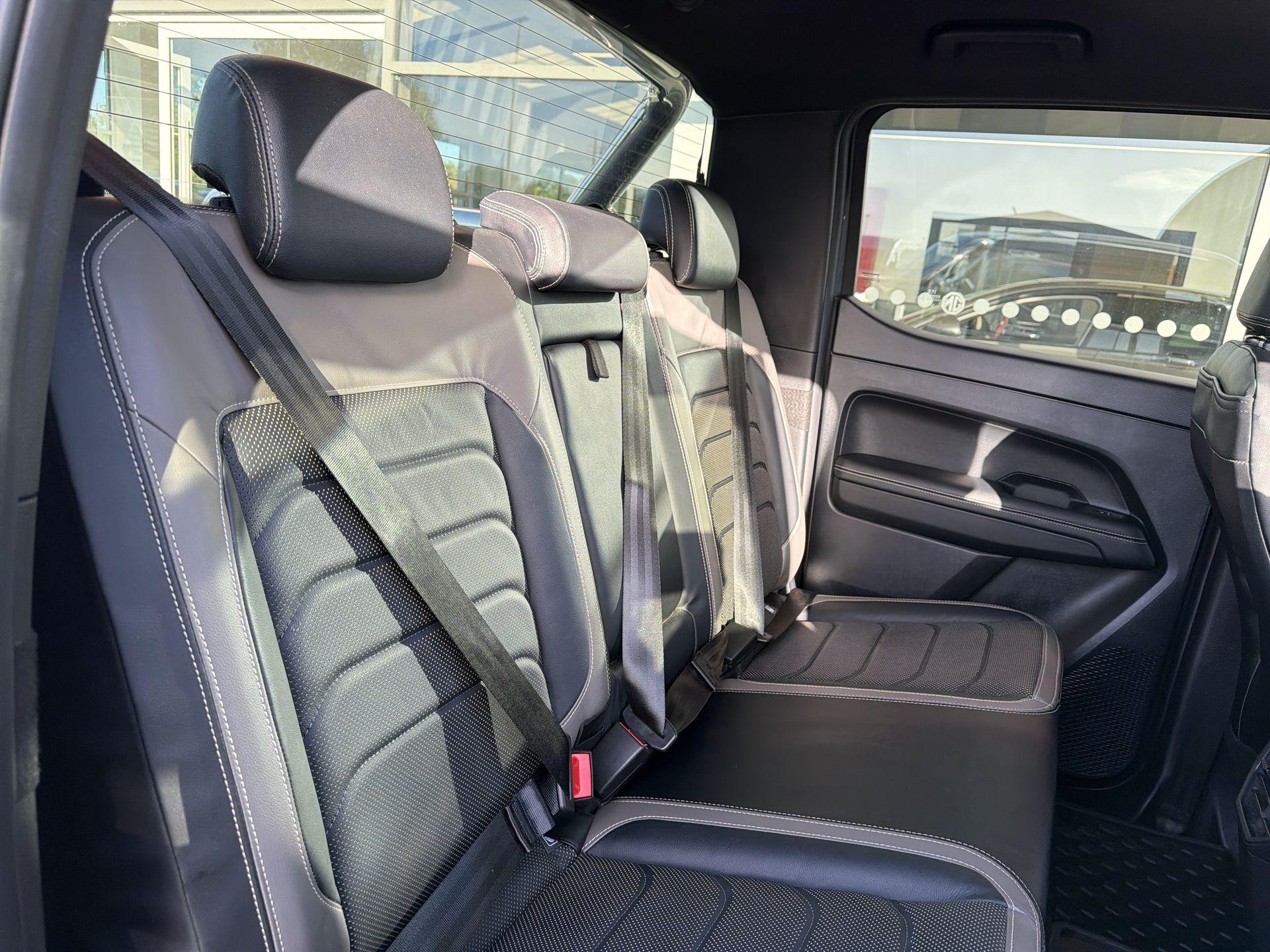 2025 Volkswagen AMAROK D/Cab Pick Up Aventura 3.0 V6 TDI 240 4M Auto - vehicle photo 14 for sale on PureCar