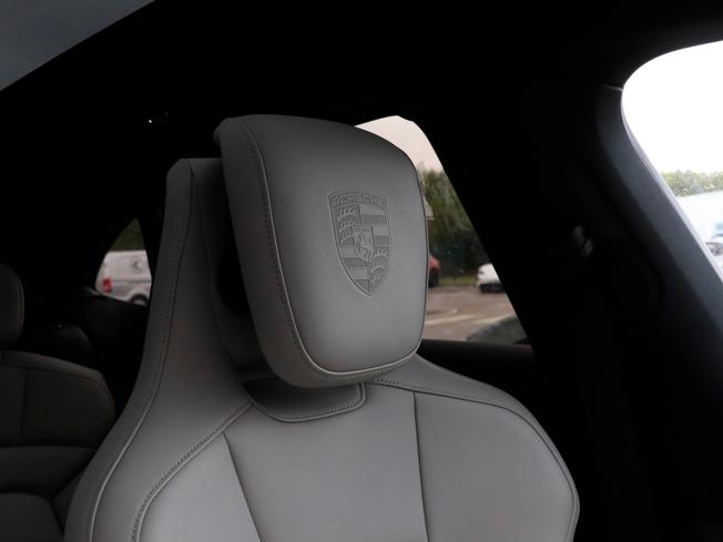 Porsche TAYCAN Photo 25