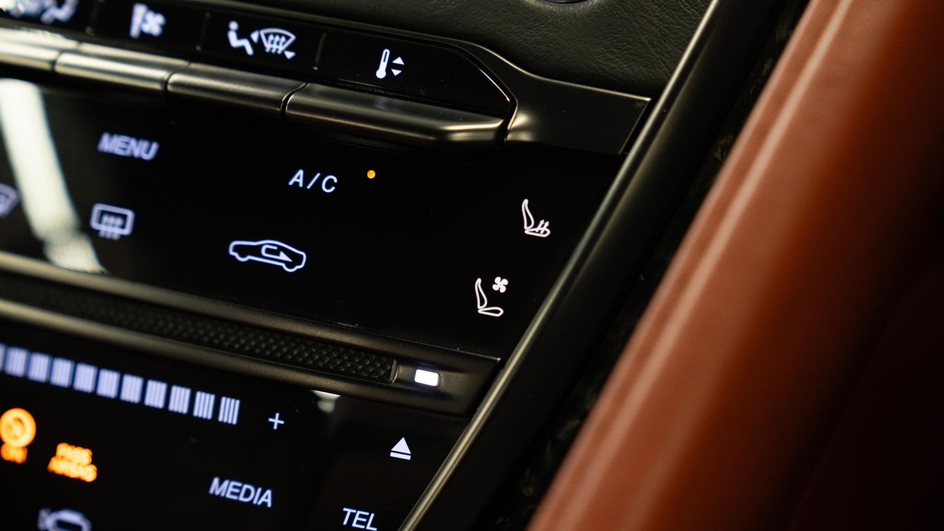 Aston Martin DBS Photo a0a5913d-9b0d-4f22-9d8f-3734d90685c2.jpg