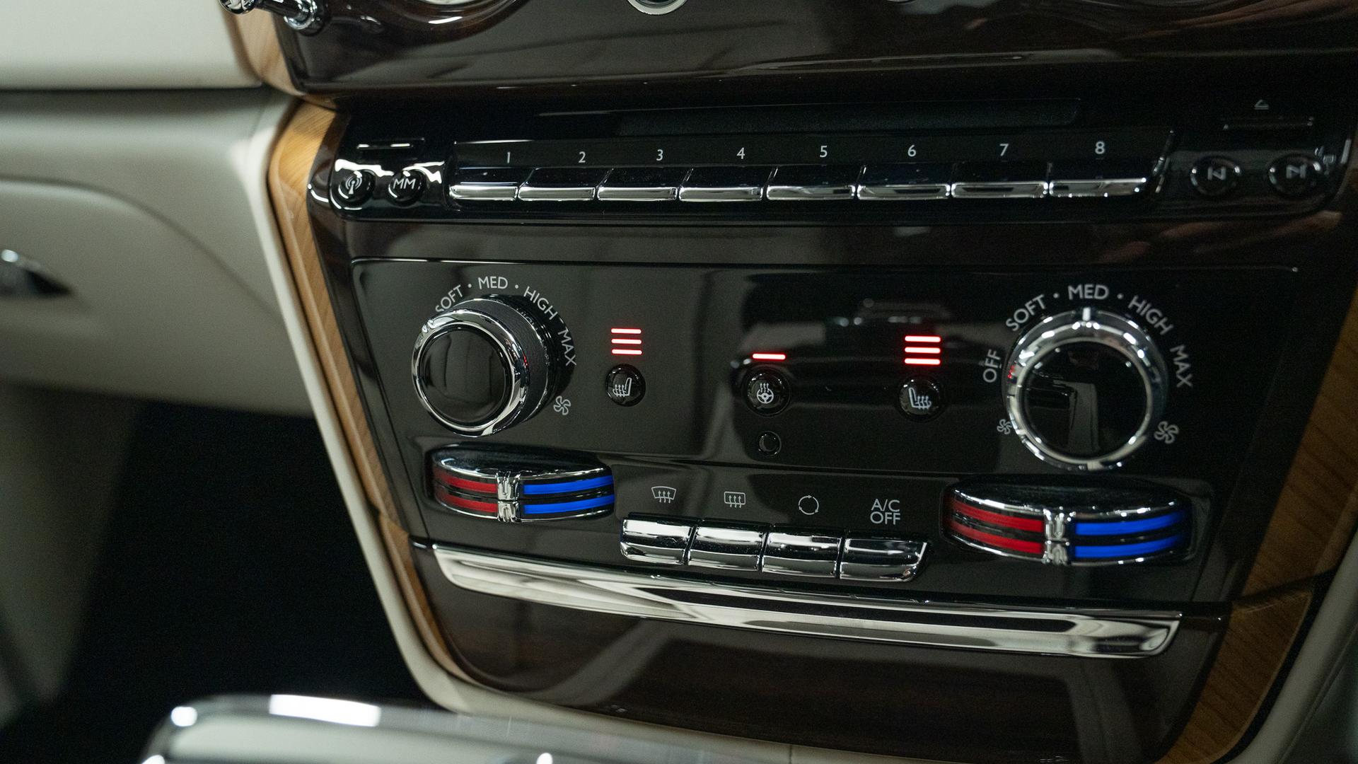 Rolls-Royce Phantom Photo a107a266-943c-4caf-87bb-90cccfb3744f.jpg