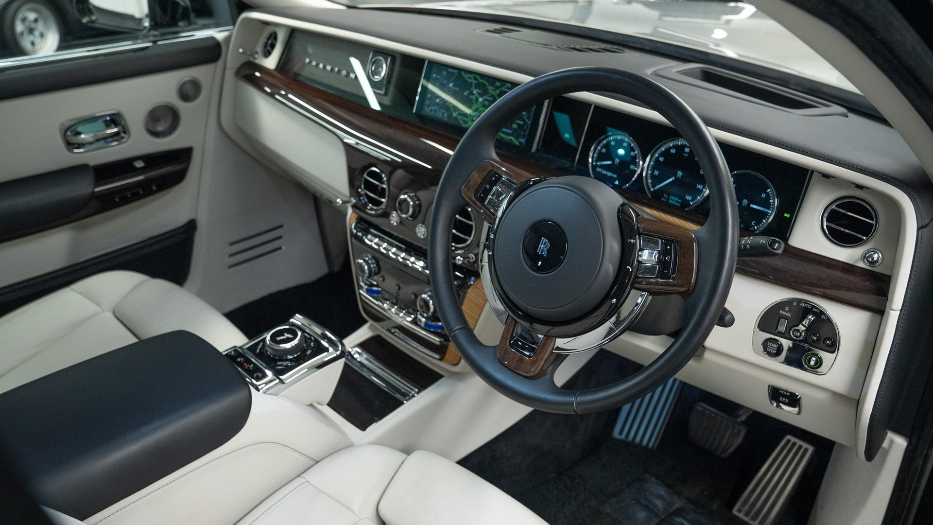 Rolls-Royce Phantom Photo a161ca73-c087-4b17-bb14-f64baf0cc222.jpg