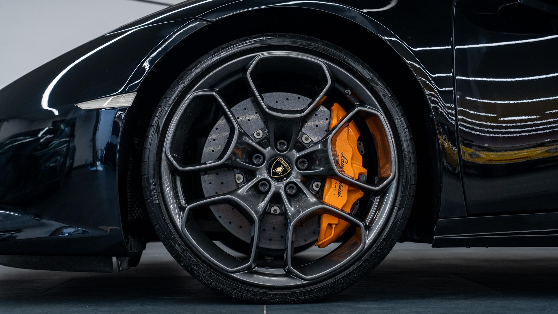 LAMBORGHINI Huracan Photo a1870f25-d50d-46a5-af83-ab7ac480e3ef.jpg