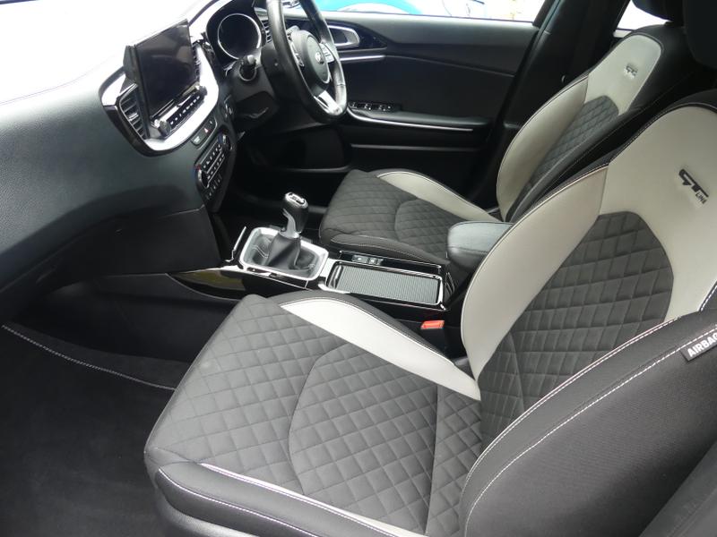 Kia ProCeed Photo a24a607e-8625-40d6-b63d-33f65bdcabe3.jpg