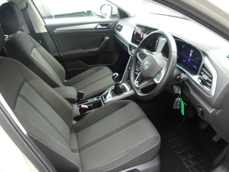 Volkswagen T-Roc Photo a27799bf-a3d2-4ab7-8bd7-eaa593092da4.jpg