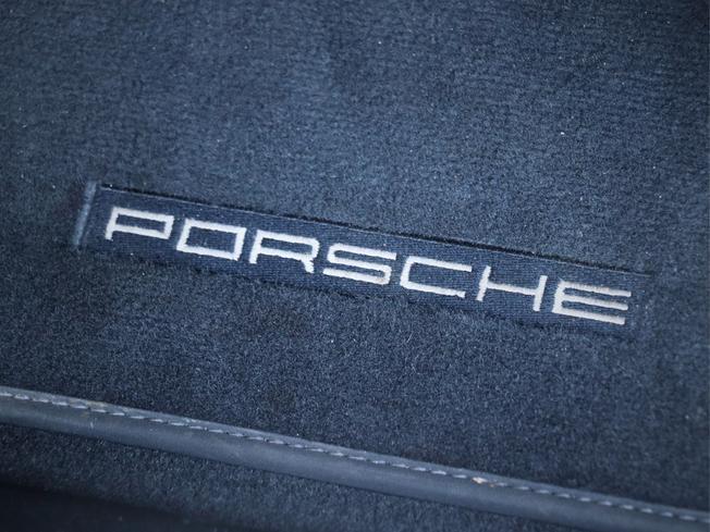 PORSCHE Taycan Photo 22