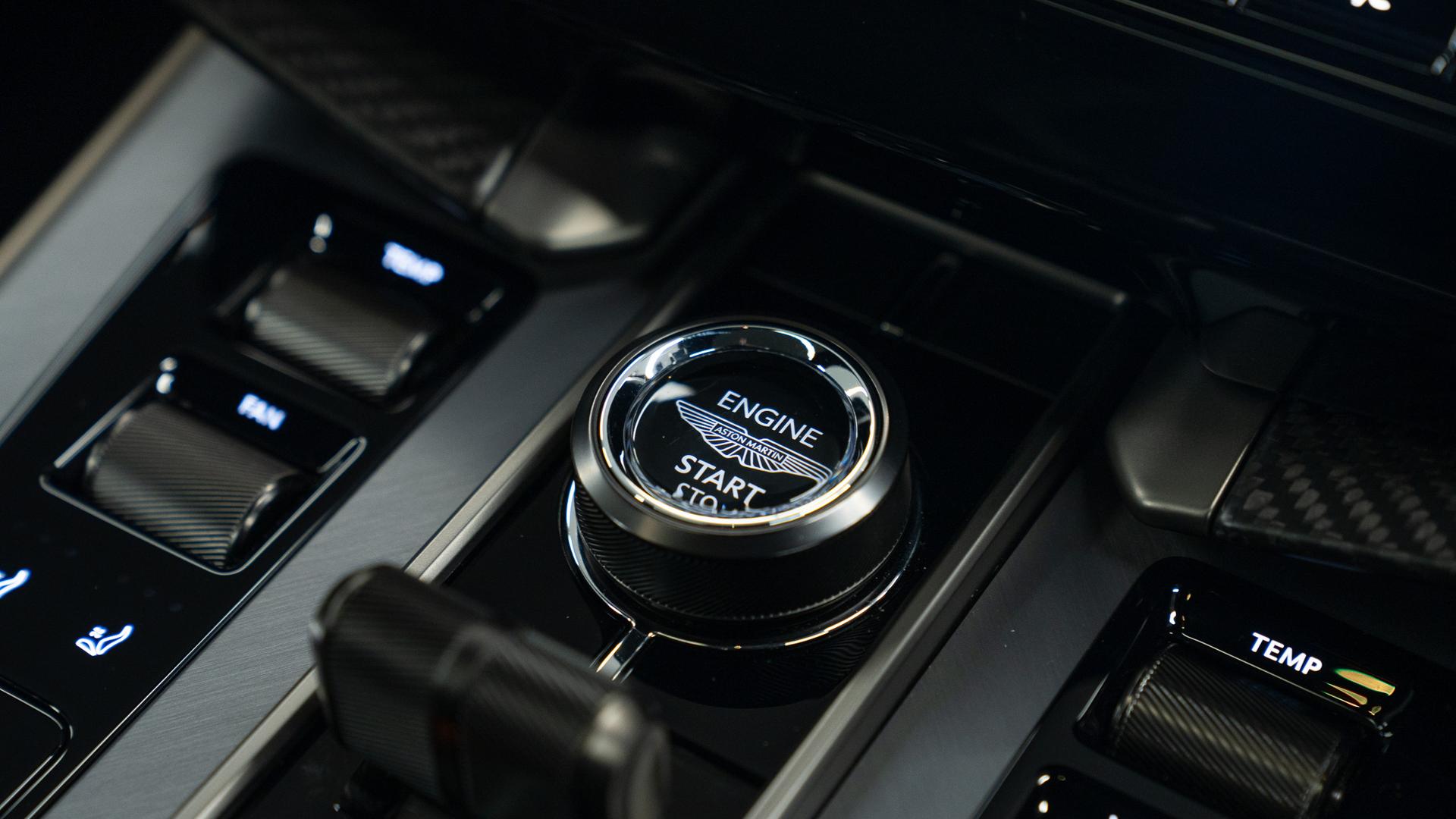 Aston Martin Vanquish Photo a34b89ed-db8c-4387-9e2b-f6bc5eb1b65b.jpg