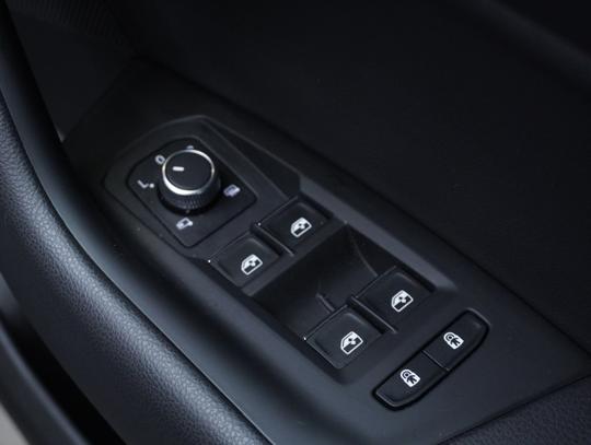 Volkswagen Touareg Photo a365bf74-348b-478b-873e-f5bfa82c4e05.jpg