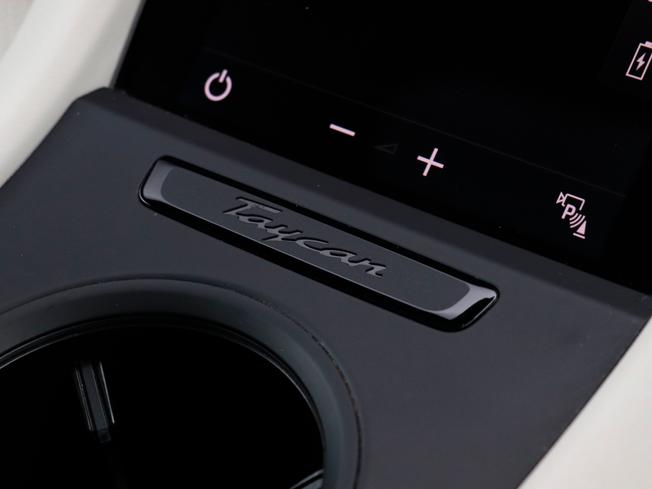 Porsche TAYCAN Photo 23