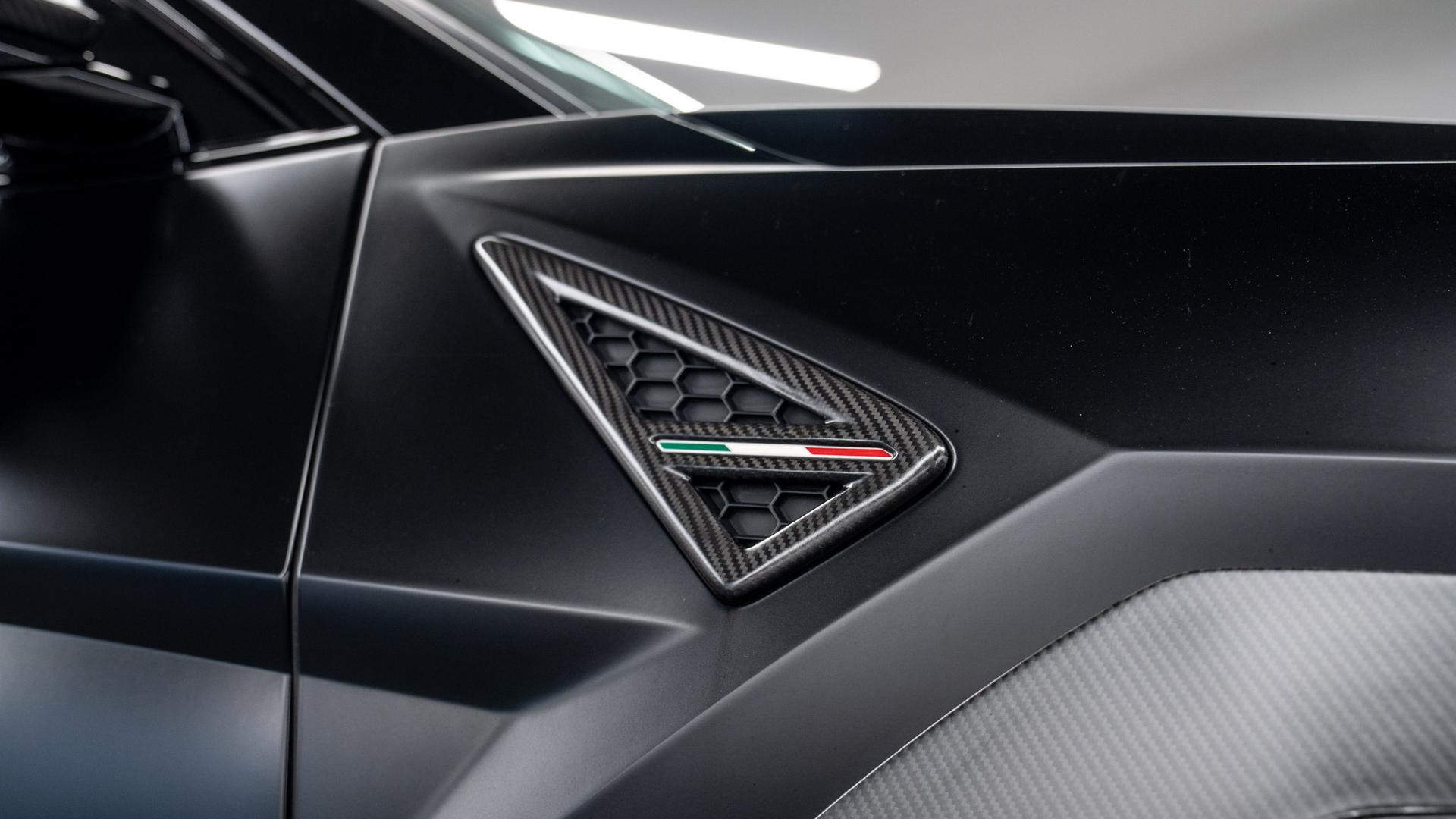 LAMBORGHINI Urus Photo a3ff3257-0c6a-43cd-88ec-a121a2bb2f50.jpg