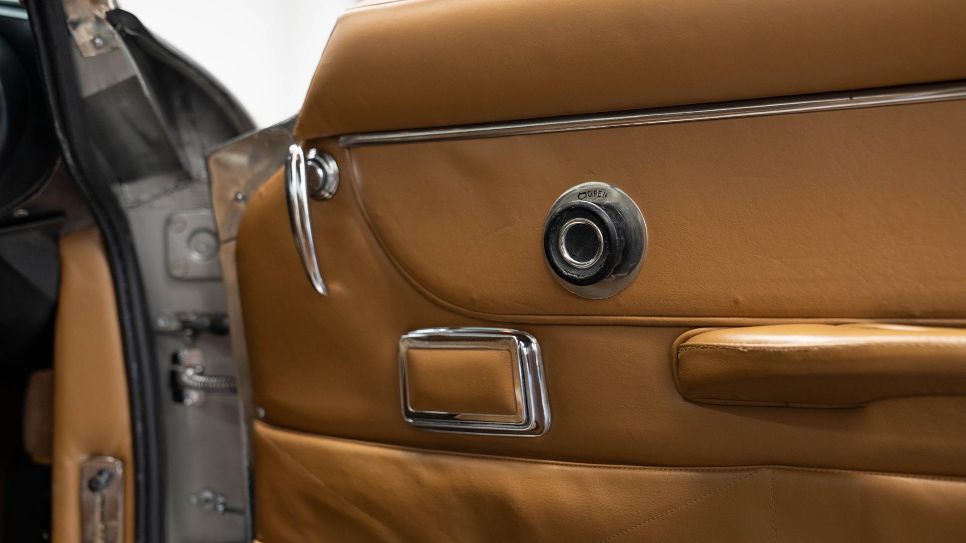 Aston Martin DB6 Photo a4155879-5553-4c77-a100-ed5469d9337a.jpg