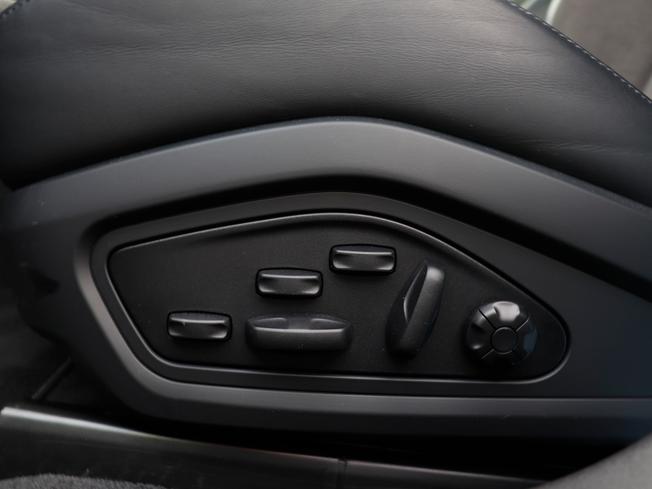 PORSCHE TAYCAN Photo 21