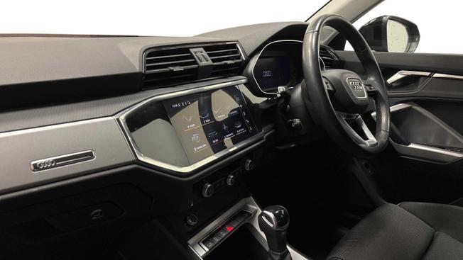 Audi Q3 Photo 2