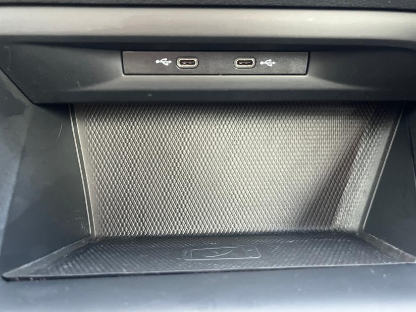 Volkswagen Golf Photo a51e6edc-eb08-4b91-b1cd-dadd623aefb2.jpg