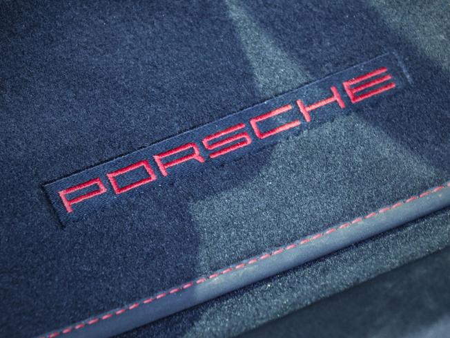 PORSCHE Taycan Photo 16