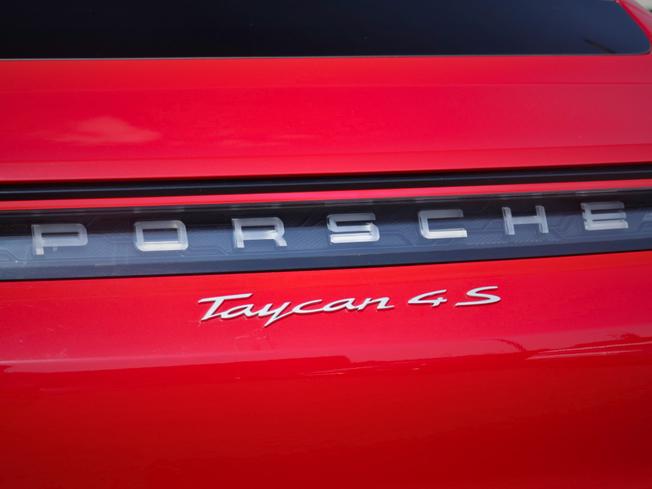 PORSCHE Taycan Photo 8