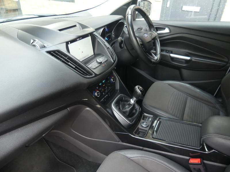 Ford Kuga Photo a54a8ac6-f7dc-4b81-9222-a834f329f3aa.jpg