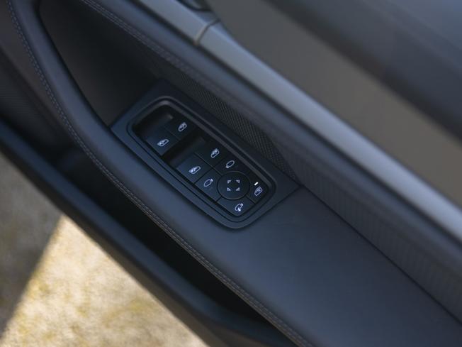PORSCHE Taycan Photo 31