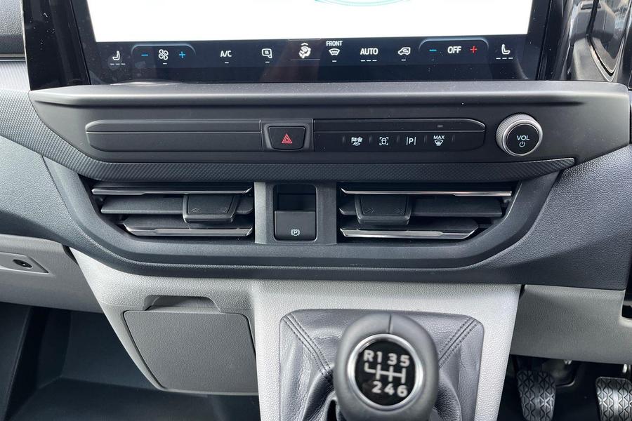 Ford TRANSIT CUSTOM Photo a582492e-42b0-42b4-bf13-ae7b22c401fd.jpg