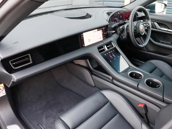 Porsche Taycan Photo 3