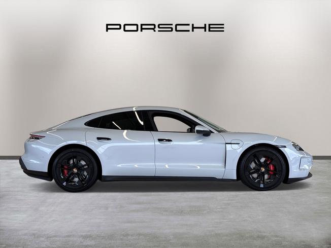 Porsche Taycan Photo 2