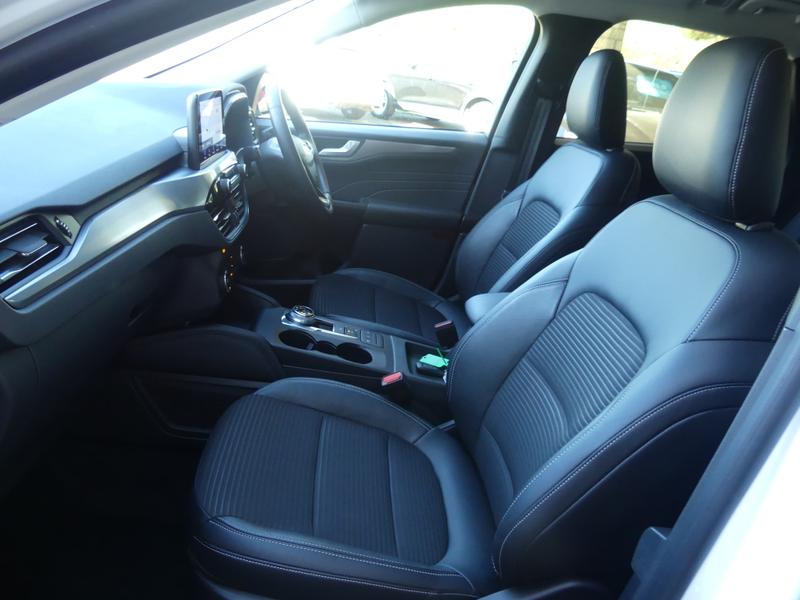 Ford Kuga Photo a6b28d39-0014-42fe-bc38-7e1fa84bfc56.jpg