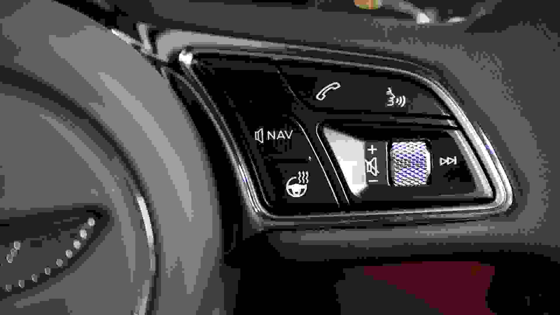 Bentley Bentayga Photo a7145132-303d-4ac6-b6c4-ad063e623f1c.jpg