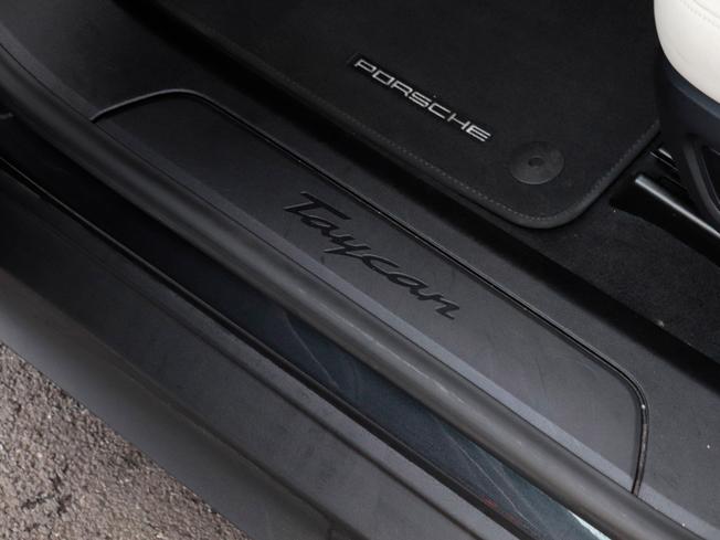 Porsche TAYCAN Photo 8