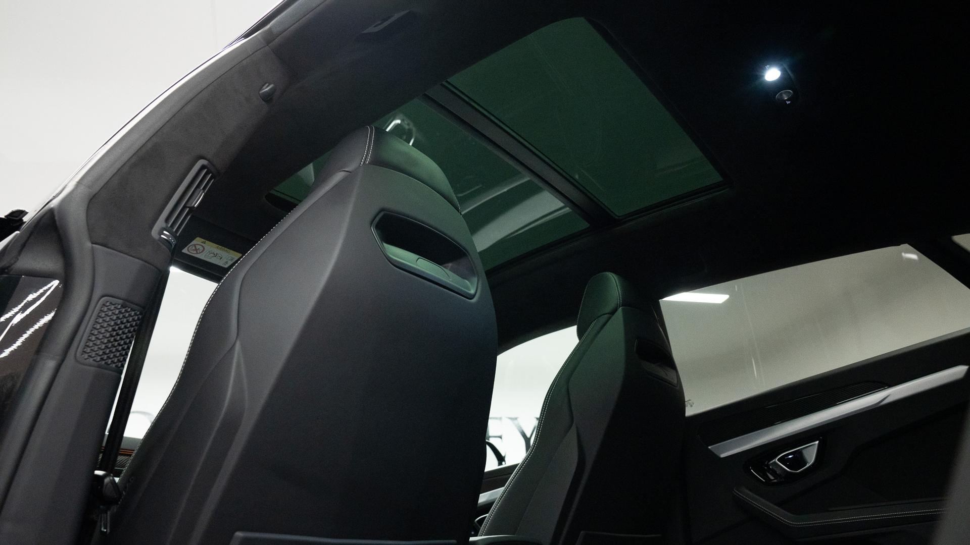 LAMBORGHINI Urus Photo a726e485-ea7c-4ea3-be75-6e3ad49babcf.jpg