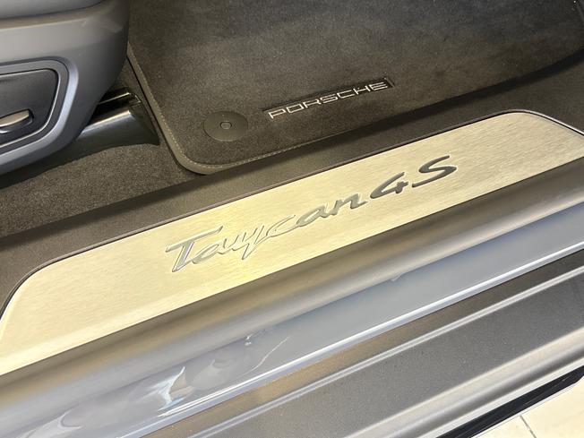 PORSCHE Taycan Photo 30