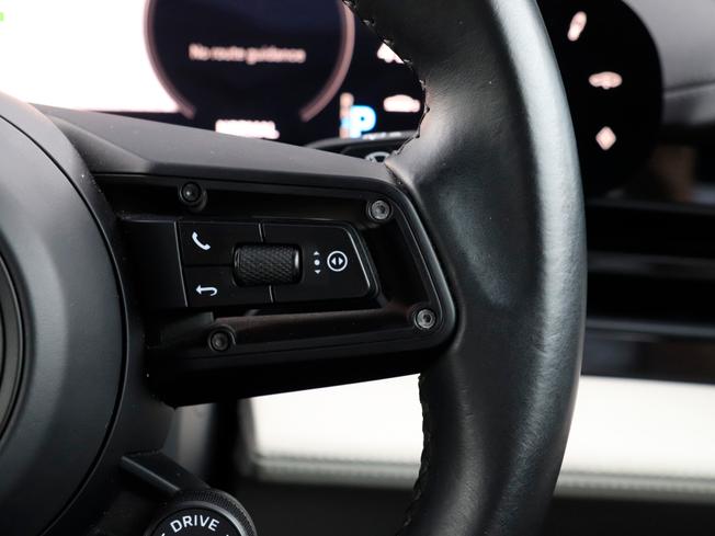 Porsche TAYCAN Photo 17