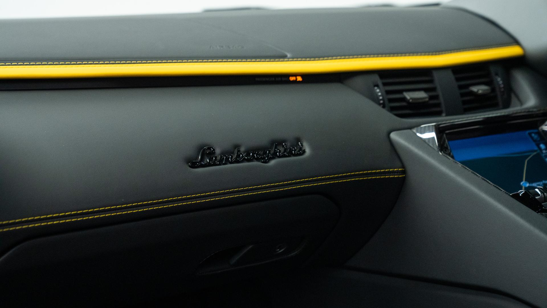 LAMBORGHINI Aventador Photo a7e2fb83-f3e5-4cd2-b864-8b77e8edaadb.jpg