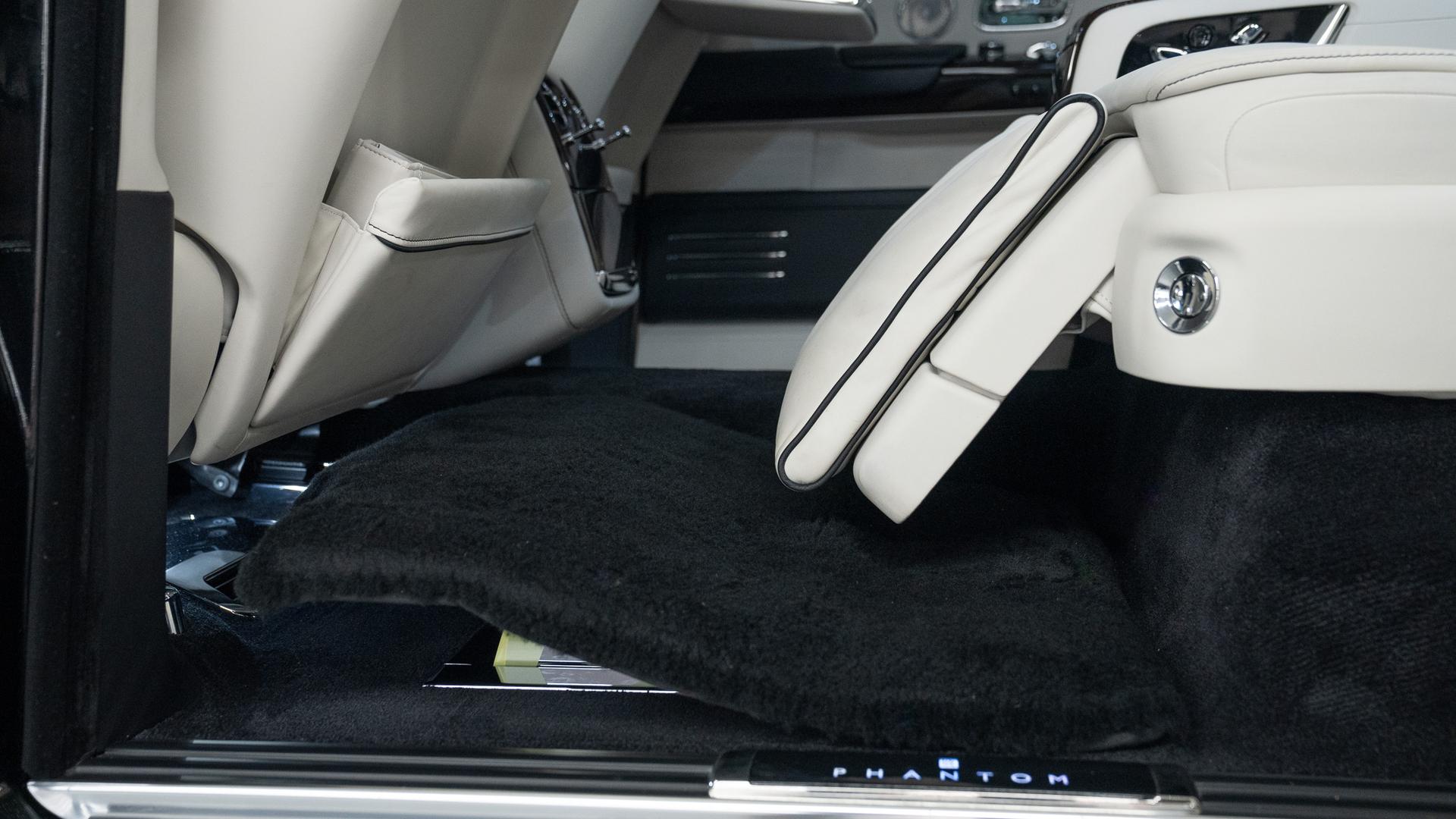 Rolls-Royce Phantom Photo a7efeb8e-2fa7-4fd0-862d-417e96df7b33.jpg