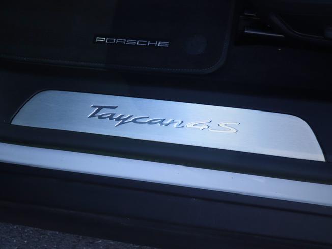 PORSCHE Taycan Photo 29