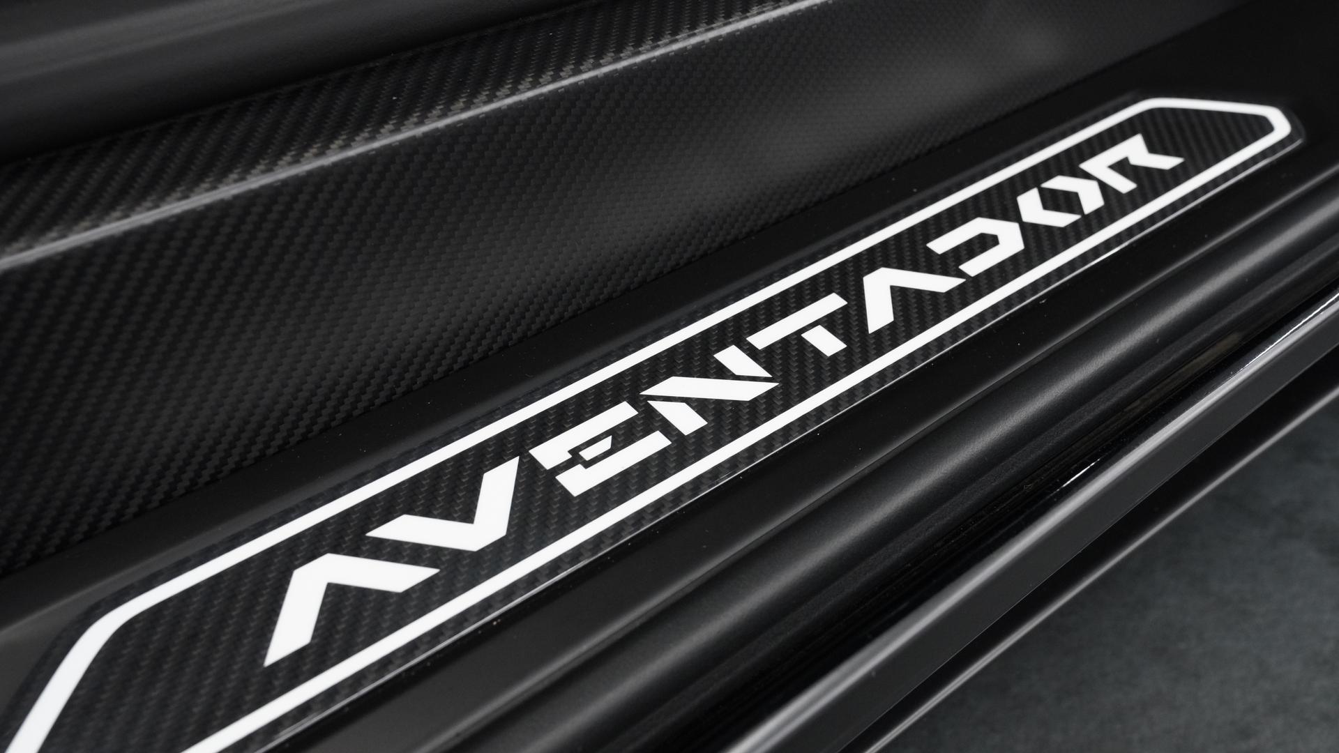 LAMBORGHINI Aventador Photo a8608e5a-852c-4511-9aa4-f5474845fd26.jpg