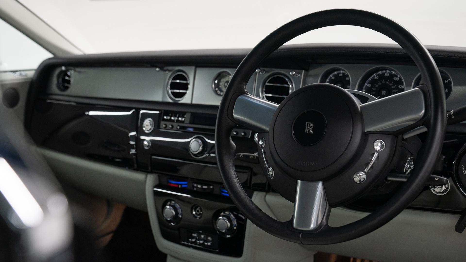 Rolls-Royce Phantom Photo a8b677b9-b409-4324-b145-259b4a27c744.jpg