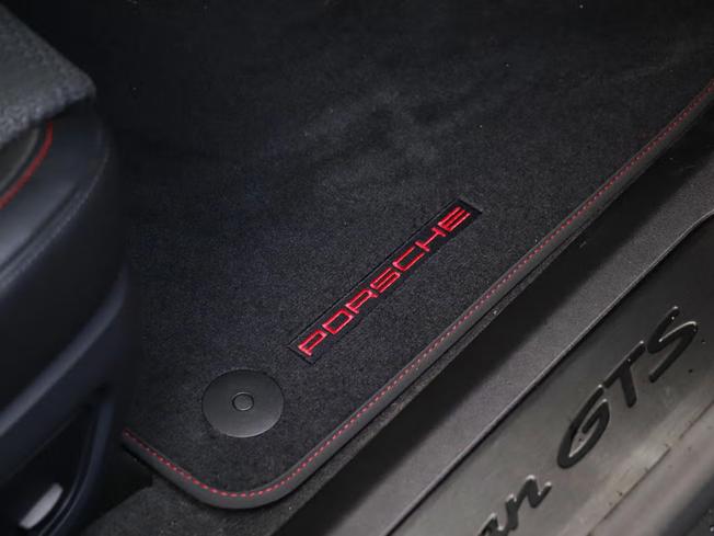 PORSCHE Taycan Photo 26