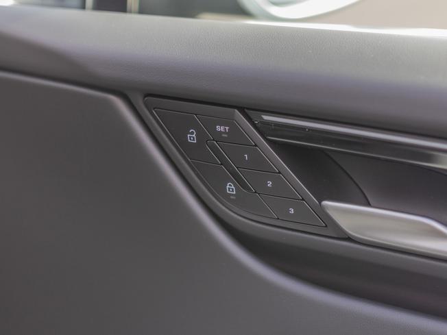 PORSCHE Macan Photo 25