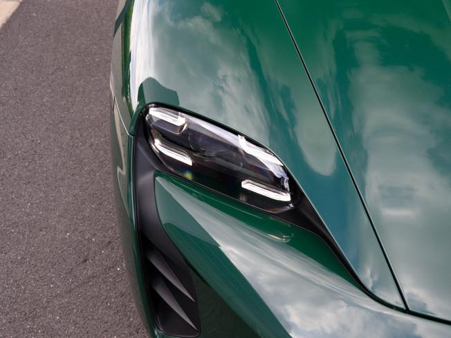 PORSCHE TAYCAN Photo 16