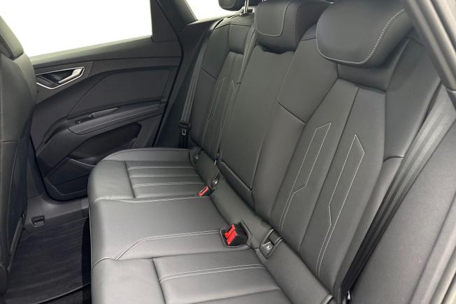 AUDI  Q4 Photo 9