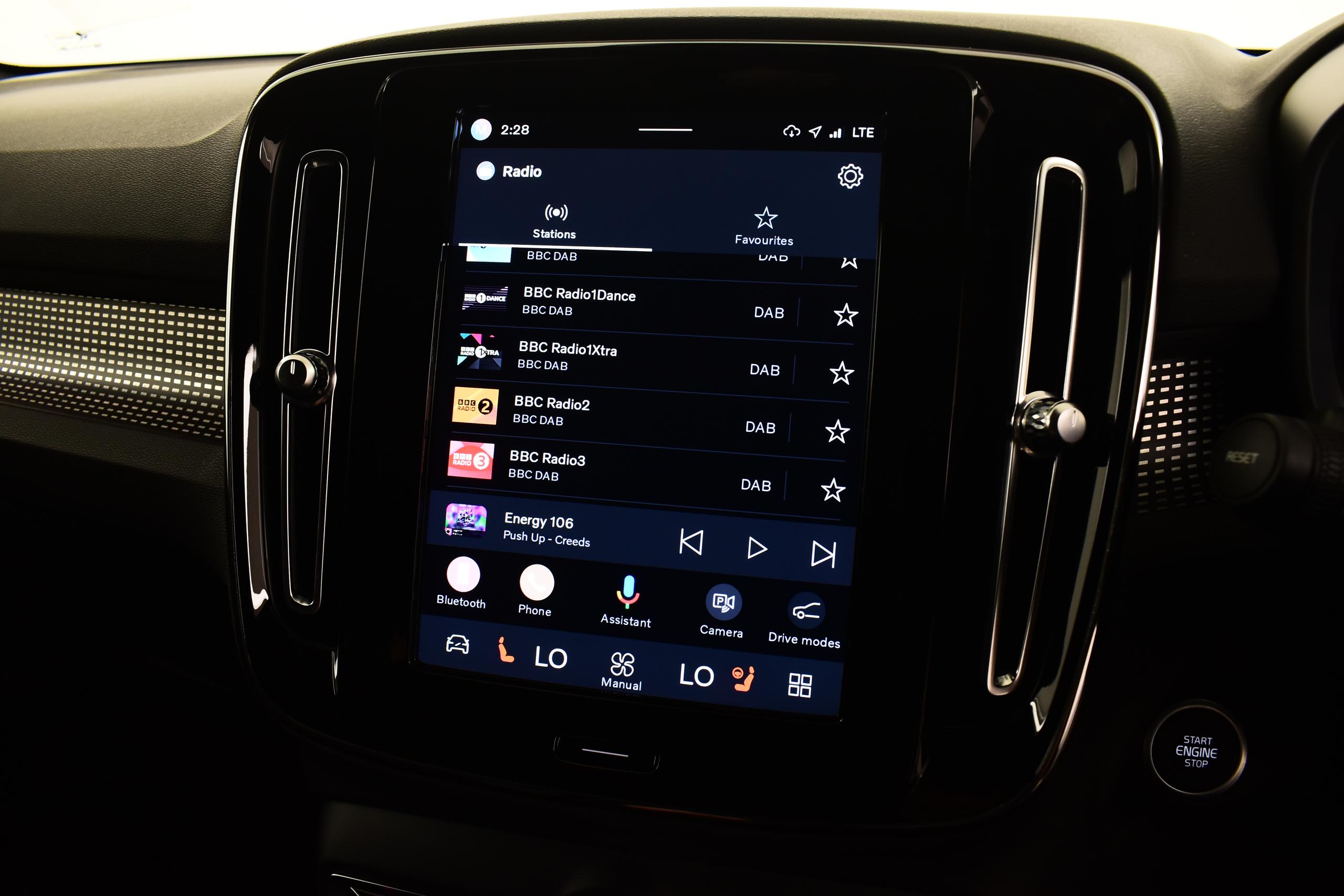 2023 VOLVO XC40 2.0 B4P Ultimate Dark 5dr Auto - vehicle photo 17 for sale on PureCar