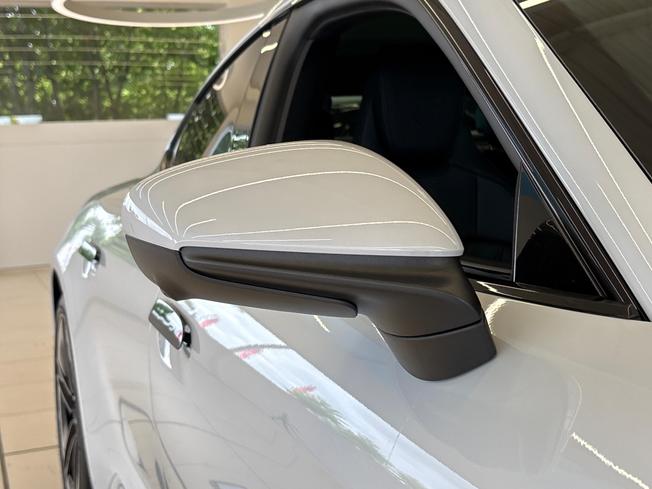Porsche Taycan Photo 32