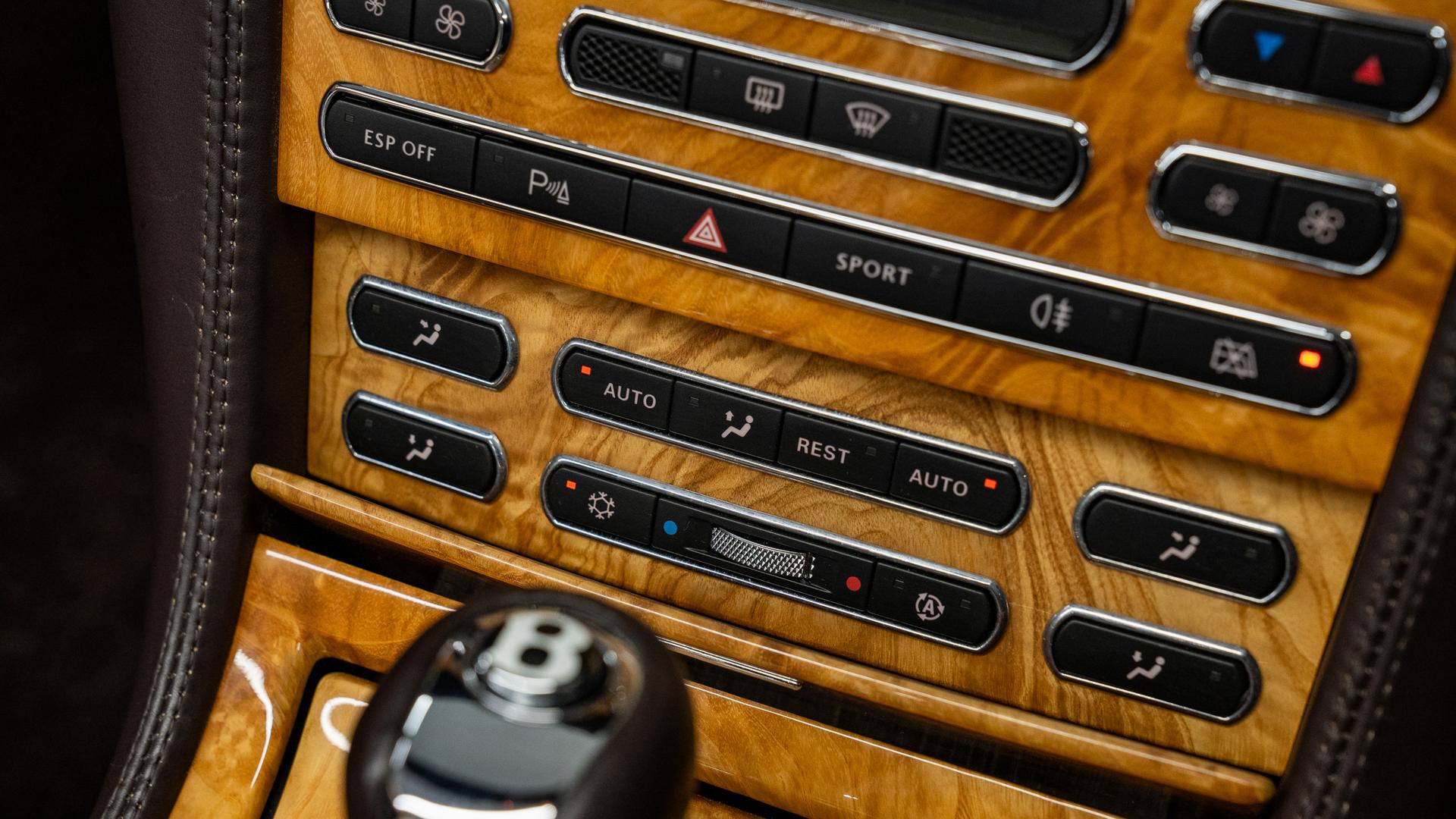 Bentley Azure Photo aa73dfd1-f305-487d-a036-8e0f8c40b7c8.jpg