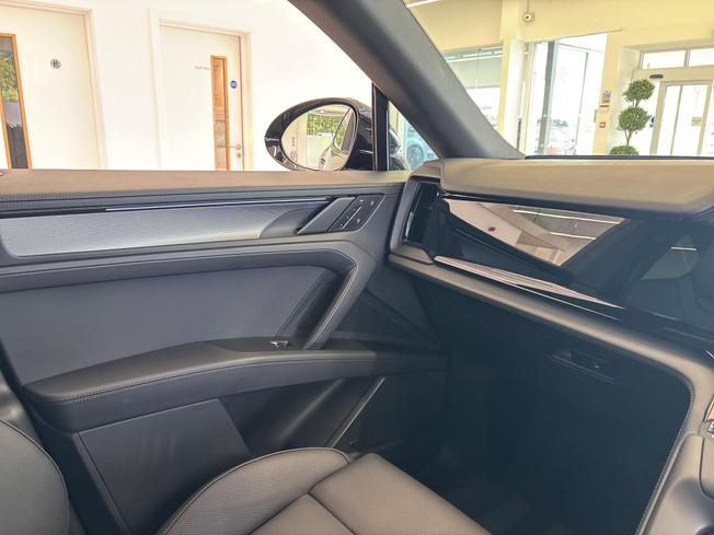 Porsche Cayenne Electric Photo 31