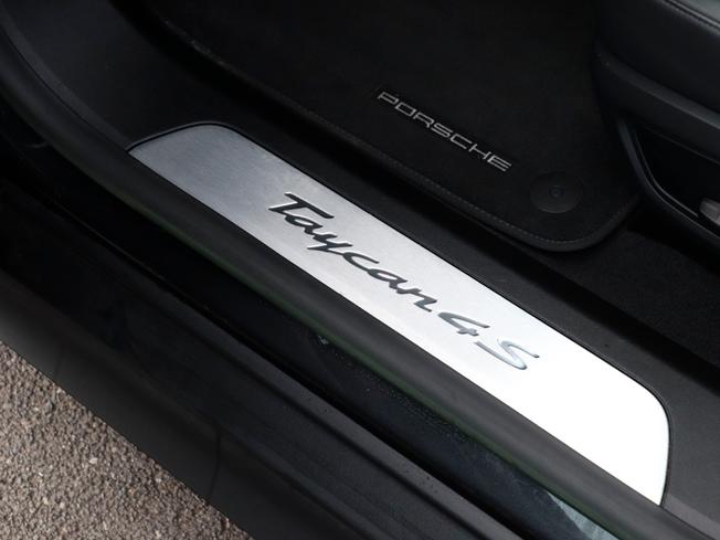 PORSCHE Taycan Photo 13