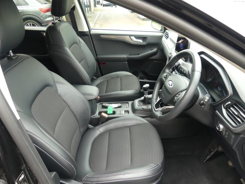Ford Kuga Photo aaf6956d-85bf-4e04-b3b2-886de24b602a.jpg