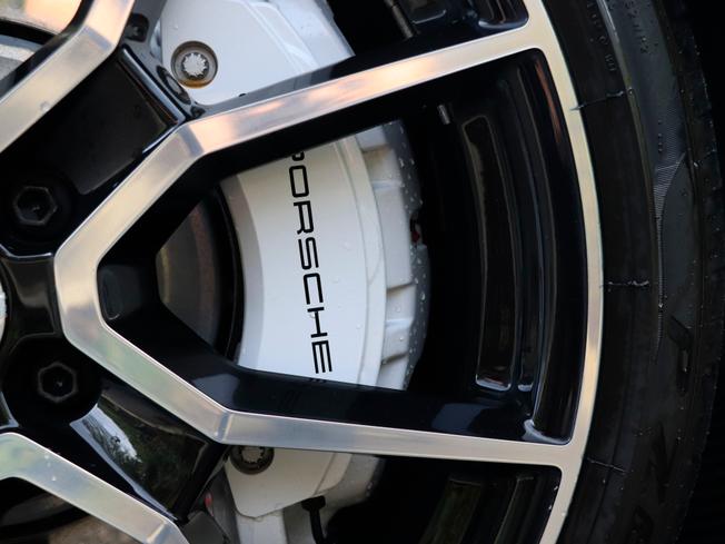 PORSCHE Taycan Photo 33