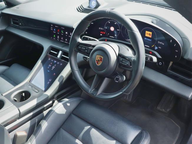 PORSCHE Taycan Photo 15