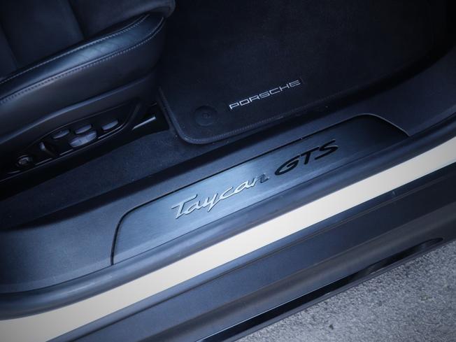 PORSCHE Taycan Photo 17