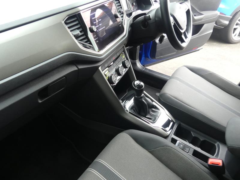 Volkswagen T-Roc Photo ab2c34d9-ae43-4100-8c1b-347334ed104d.jpg