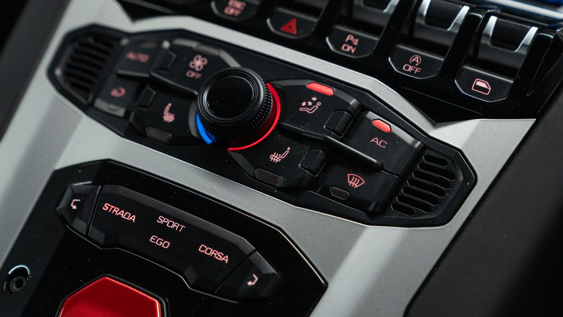 LAMBORGHINI Aventador Photo ab4ab83e-1046-482c-b927-1b1c0fbd2083.jpg